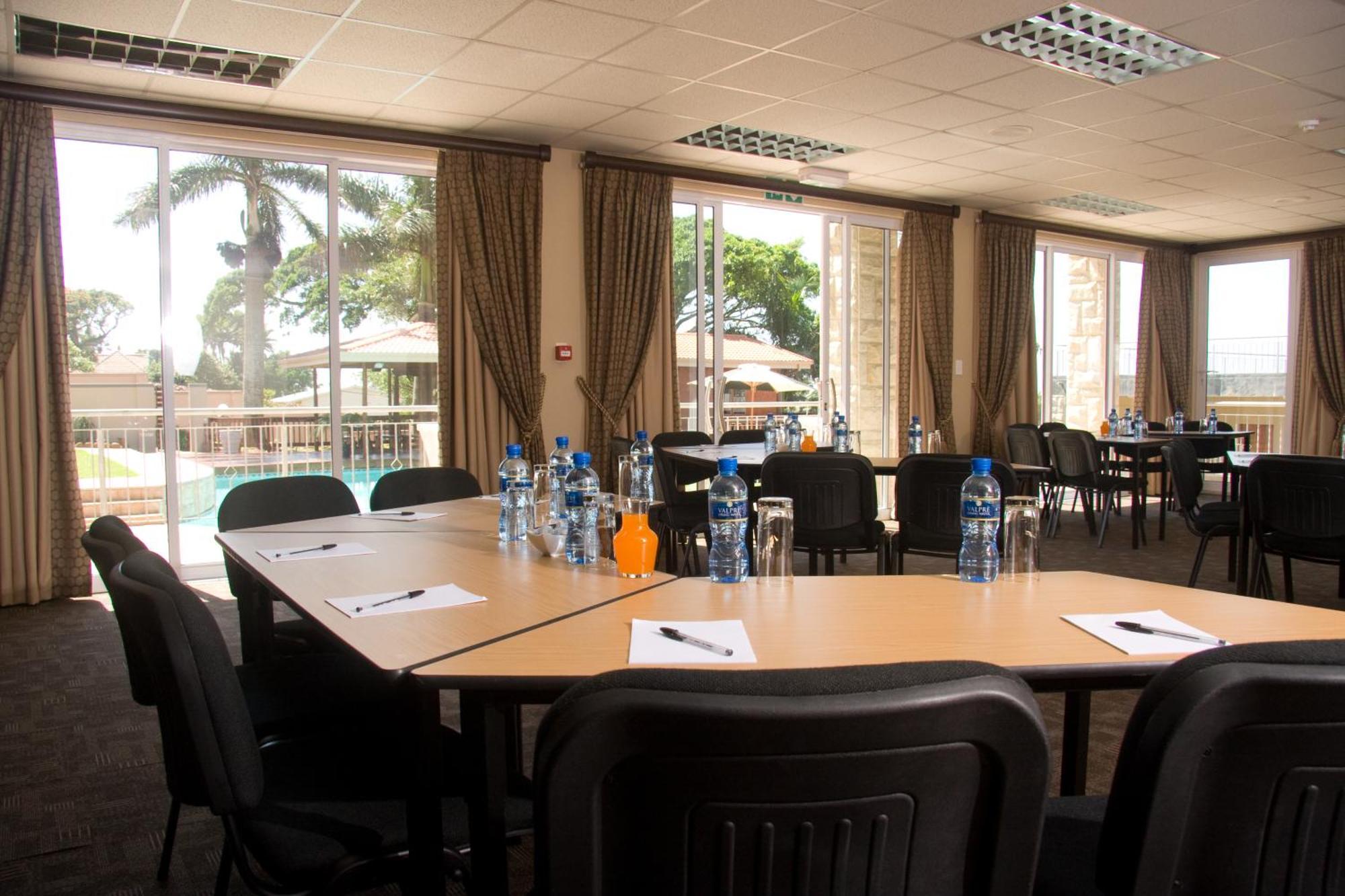 Umthunzi Hotel And Conference Umtentweni Buitenkant foto