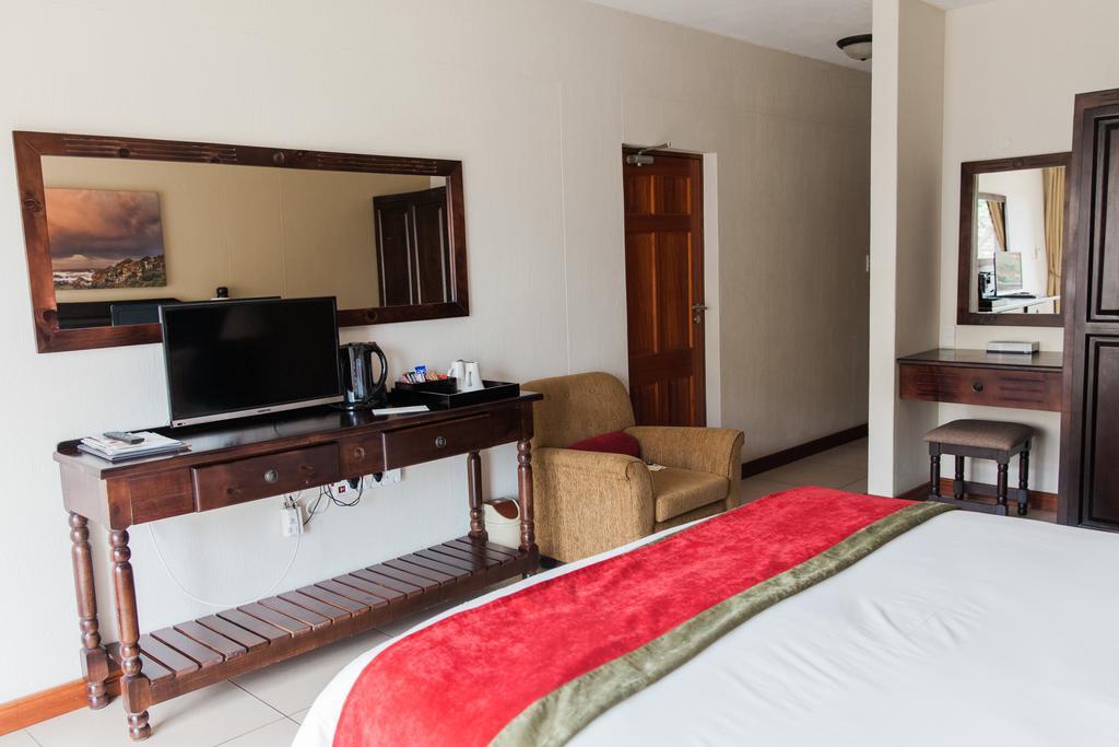 Umthunzi Hotel And Conference Umtentweni Buitenkant foto